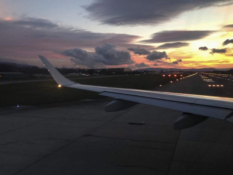 Пътнически самолет излетял от московското летище Шереметиево извърши аварийно кацане