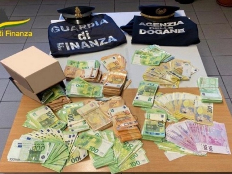 Задържаха двама българи с над 200 000 евро, пътували от Германия за Италия