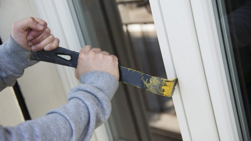 Малолетен е заловен за кражба на покривки обувки и кухненски