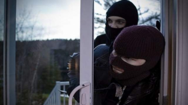 Нагли апаши задигнаха пари и зъболекарски инвентар от кабинет в