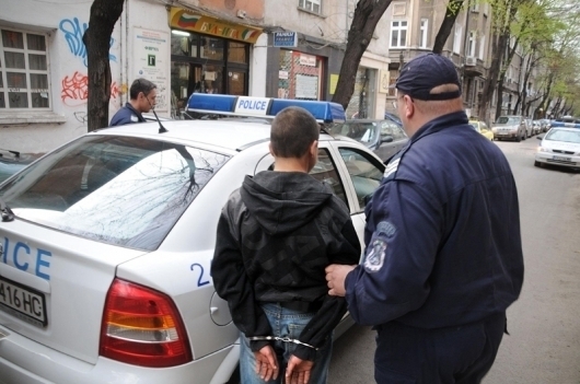 Задържаха хитър тийнеиджър откраднал пари от магазин във Враца съобщиха