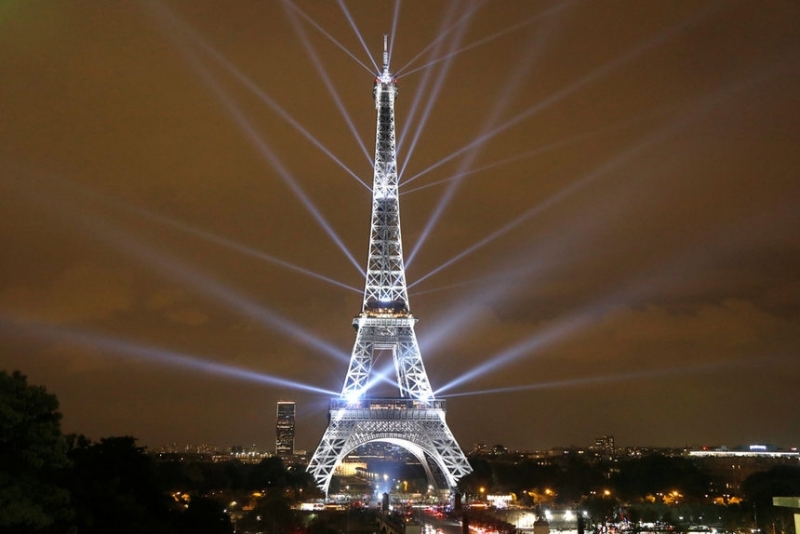 Атрактивно светлинно шоу се провежда в Париж по повод рожденния
