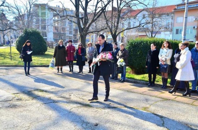 С поднасяне на цветя пред паметника на Васил Кънчов на
