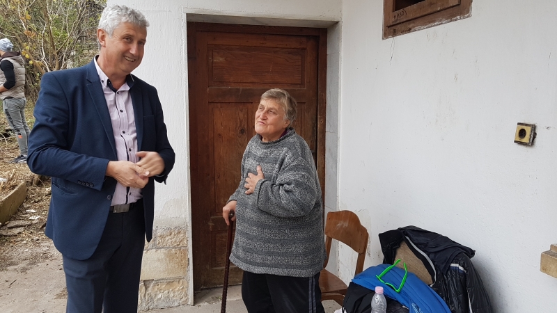 Кметът на Община Мездра инж Генади Събков и компютърни специалисти