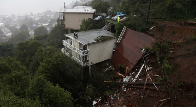 Най малко девет души загинаха а 35 са в неизвестност след