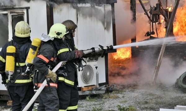 Бивши складове на агенция Митници горят близо до Кремиковци съобщиха