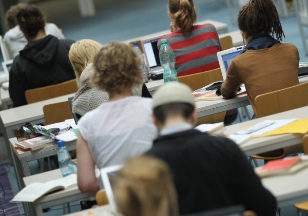 Висшето образование да бъде безплатно ако завършилите студенти останат да