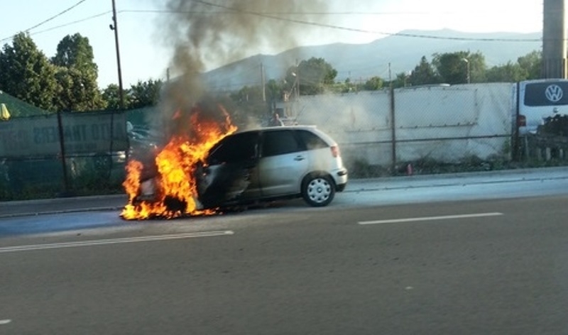 Лек автомобил Фолксваген Поло е горял в Лом съобщиха от