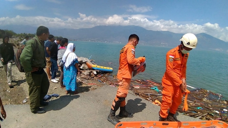 384 станаха жертвите на цунамито на индонезийския остров Сулавеси много от