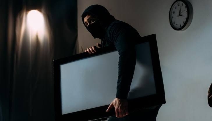 Българска работа! Хитър апаш разби и опоска къщата на англичанин в Монтанско