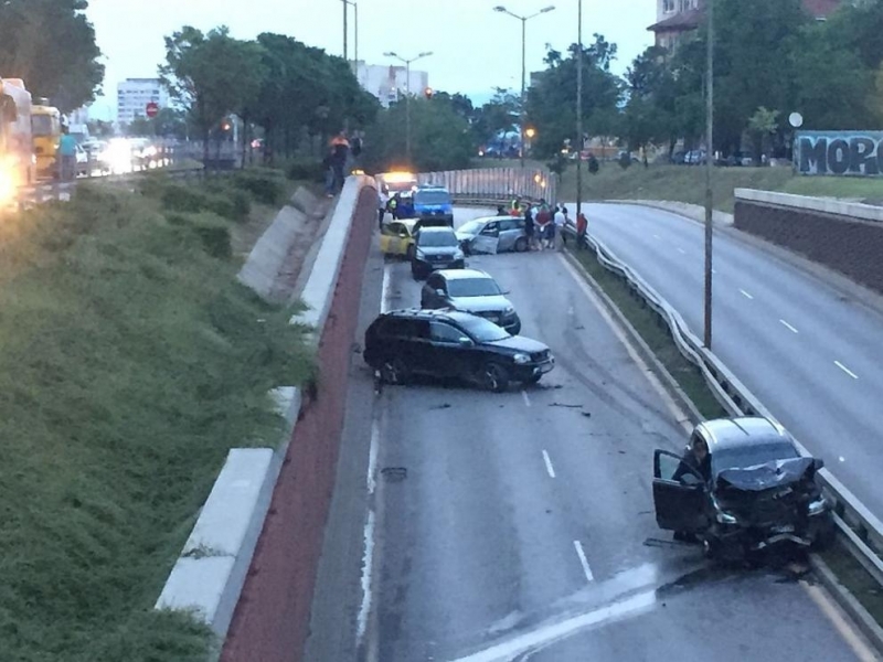 Верижна катастрофа с четири автомобила затруднява движението по северното платно