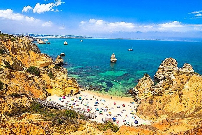 Португалия ще спасява туризма. Страната обяви ранно отваряне на плажовете
