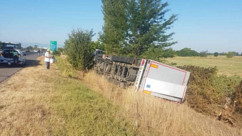 Товарен камион с турска регистрация превозващ палети се е обърнал