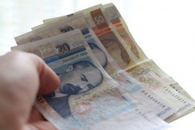 Минималната заплата може да стане 940 лв. от 2024 г.