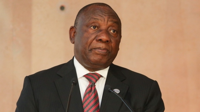 Външният министър на Зимбабве Сибусисо Мойо почина след като се