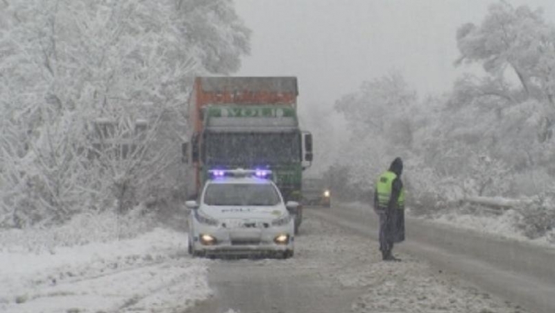 Временно е затворен за движение пътят Ловеч Плевен заради аварирал тежкотоварен