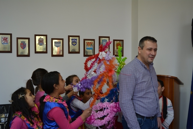 Заместник кметът на община Монтана Тихомир Антонов посрещна сурвакари за ромската