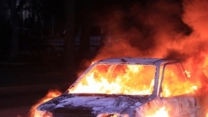 Среднощен пожар унищожи напълно лек автомобил Мазда в Пловдив Колата