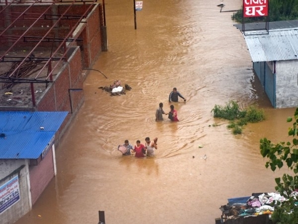 43 са жертвите на катастрофалните наводнения в Непал предадоха световните