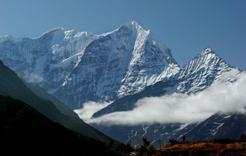 Трима алпинисти загинаха на Еверест, съобщиха организаторите на експедициите. Така