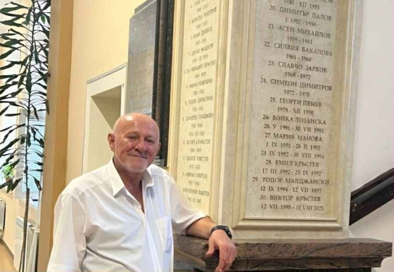 Враца се прощава с дългогодишния директор на СУ Христо Ботев