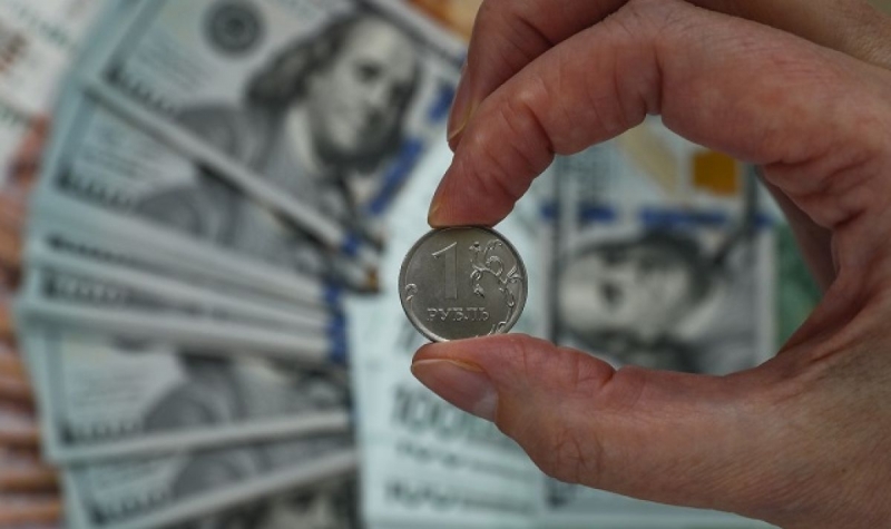 Руската рубла падна до около 87 рубли за долар, достигайки