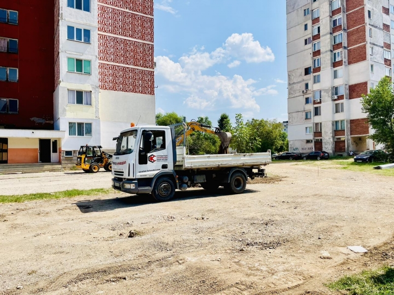 От днес стартираха ремонтите дейности на паркинга при бл 48