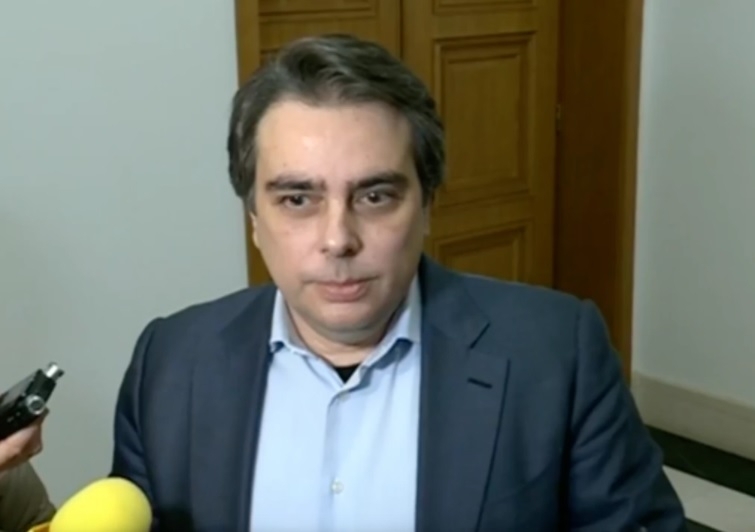 Финансовият министър Асен Василев обяви че в България има достатъчно
