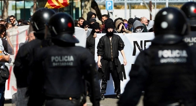 Най малко петима демонстранти бяха ранени а седем други задържани