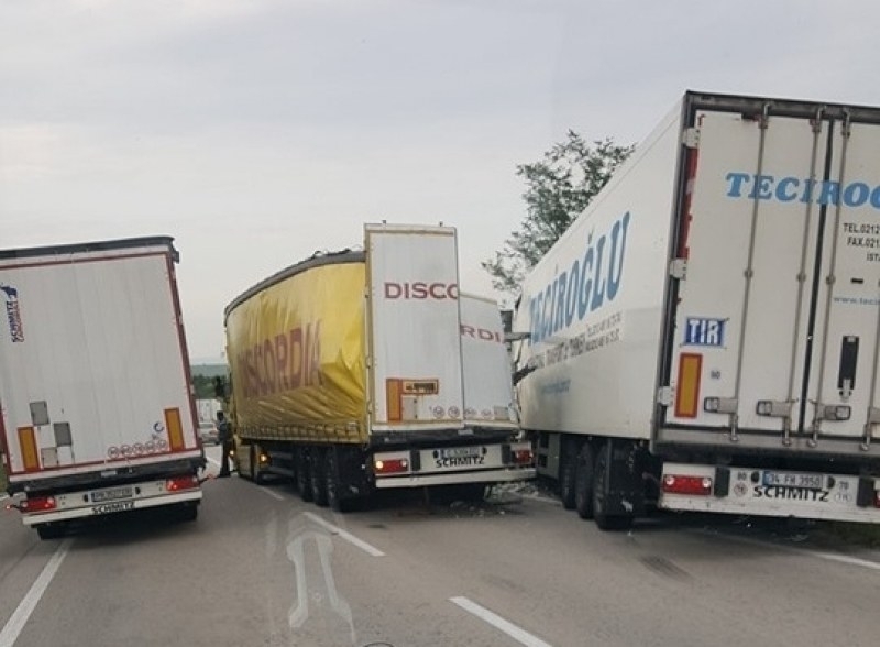 Верижна е катастрофата между 3 тежкотоварни возила на пътя Бургас