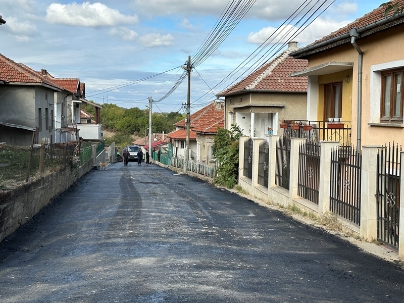 След почистване на улица Гурко в Оряхово от тревни и