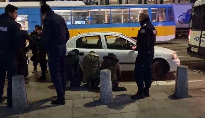 Полицейски патрули са спрели през изминалата нощ два автомобила при