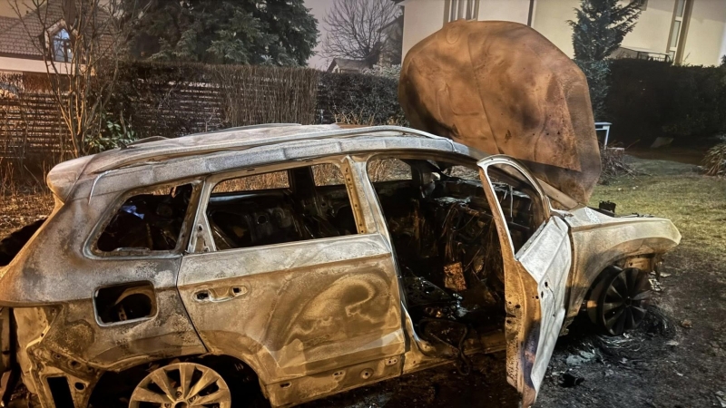 Автомобилът и входната врата на дома на кмета на Бистрица