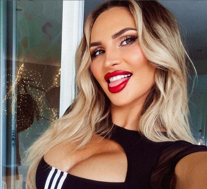 Екзотичната красавица Росана Аркъл не спира с провокациите в социалните