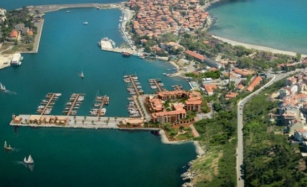 80 тонен кран се стовари върху лодки на яхтеното пристанище в