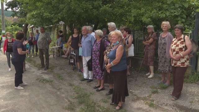 Протест провеждат жителите на мездренското село Лютидол както и на