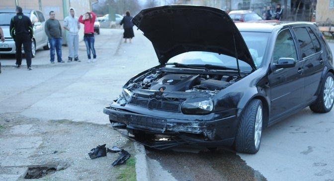 Неправоспособен младеж е катастрофирал във врачанското село Рогозен съобщиха от