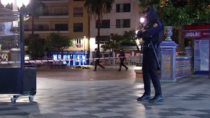 Мъж въоръжен с мачете уби клисар и рани свещеник при