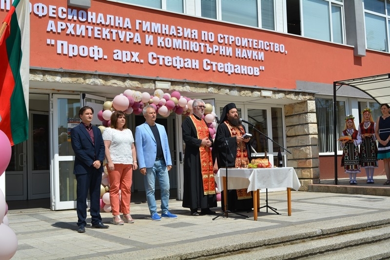 Сградата на професионалната гимназия по строителство архитектура и компютърни науки