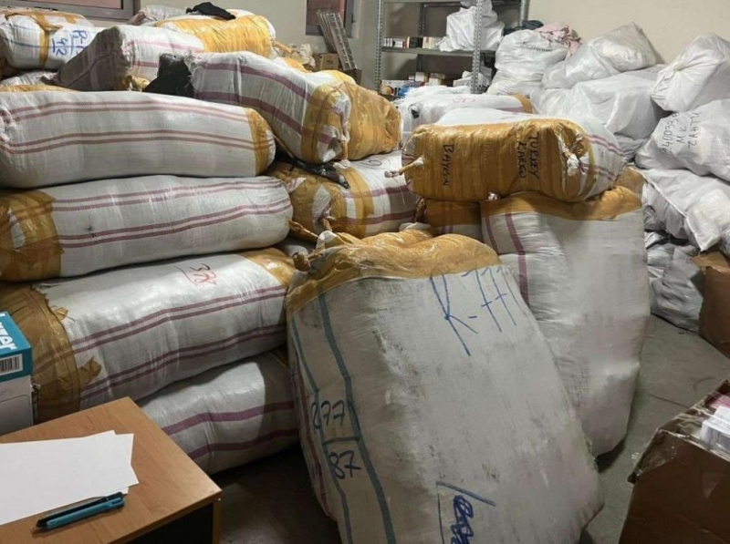 Близо 40 000 „маркови“ стоки задържаха на Лесово /снимки/