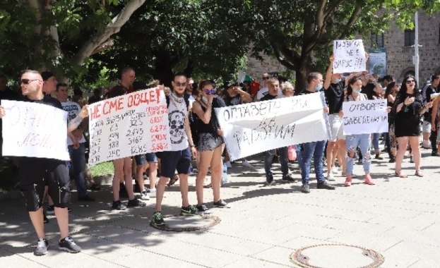 Властите продължават да настояват че при вчерашните сблъсъци в центъра