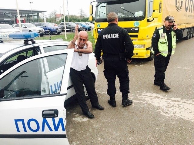 Полицейски служители са заловили пиян шофьор на ТИР съобщиха от