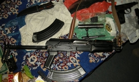 Бойни снаряди и огнестрелни оръжия са иззети от дома на