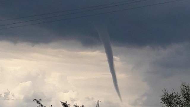 Торнадо предизвика паника в град Каламата Южна Гърция откъдето премина