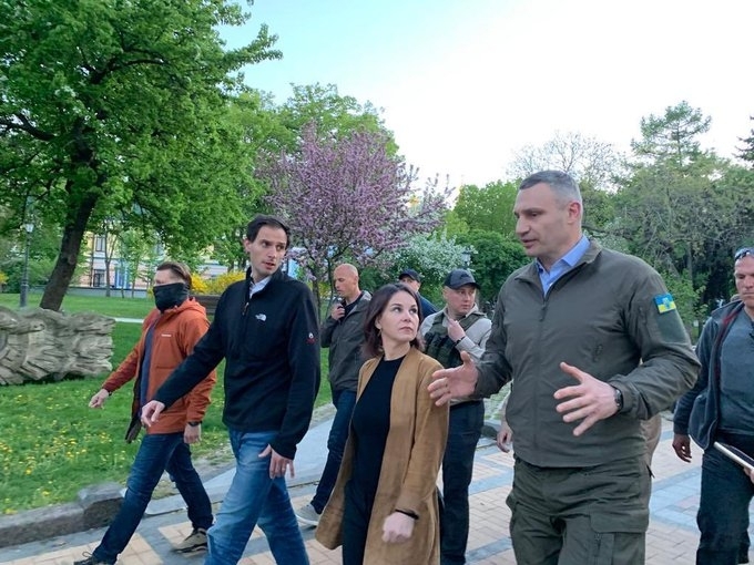 По време на посещението си в украинската столица министърът на