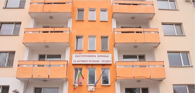 Пробата за коронавирус на възрастна пациентка настанена за лечение в