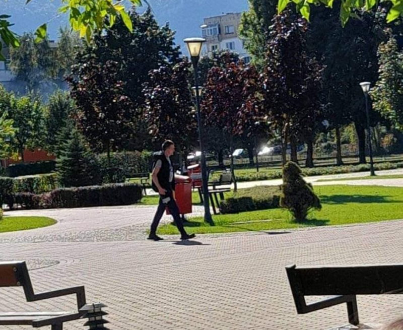 Мъж стряска жени и деца в парка в ж к Дъбника