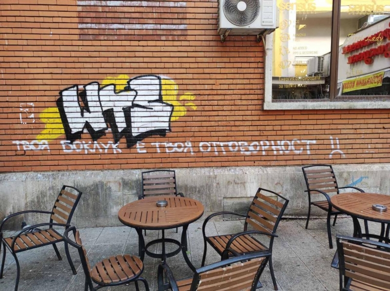 Вандал надраска емблематичната сграда на бившето кино Коларов в центъра