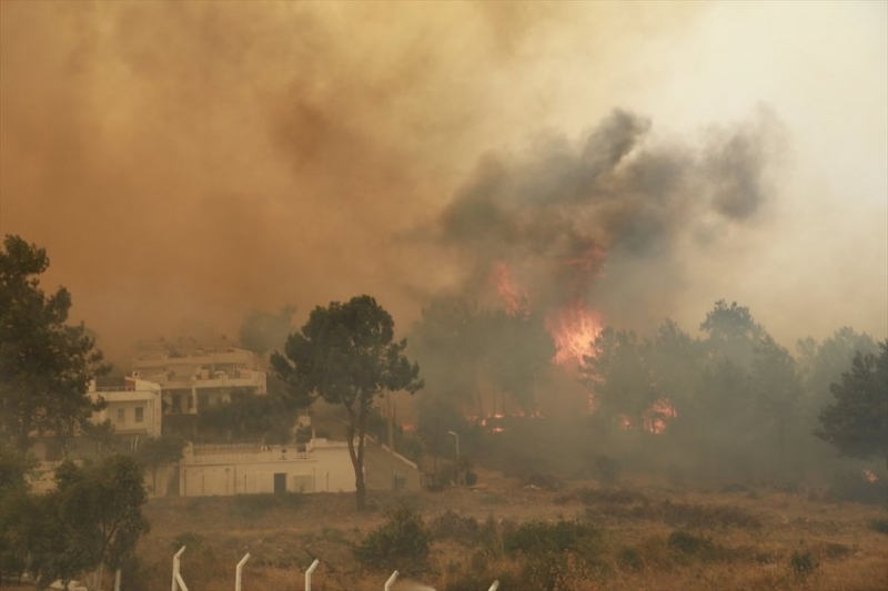 Силна експлозия е станала в петролна база в община Акдениз