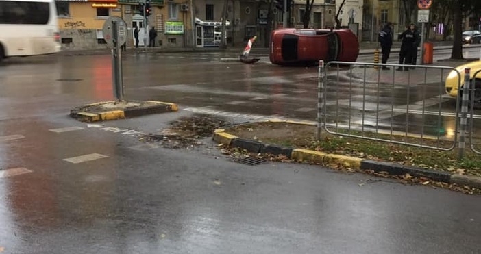 Автомобил се е обърнал на една страна тази сутрин във